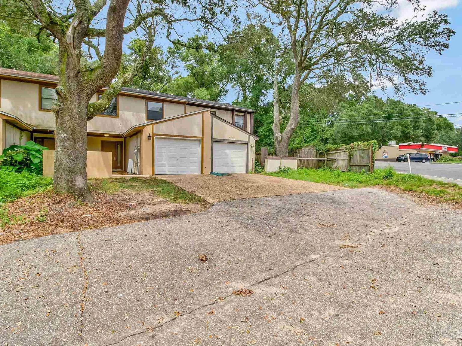 3 bed, 1.5 bath, 1369 sqft, $1,600 — Photo 2
