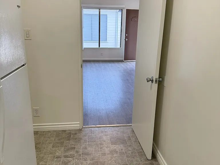 912 N Genesee Ave #8 — Photo 16