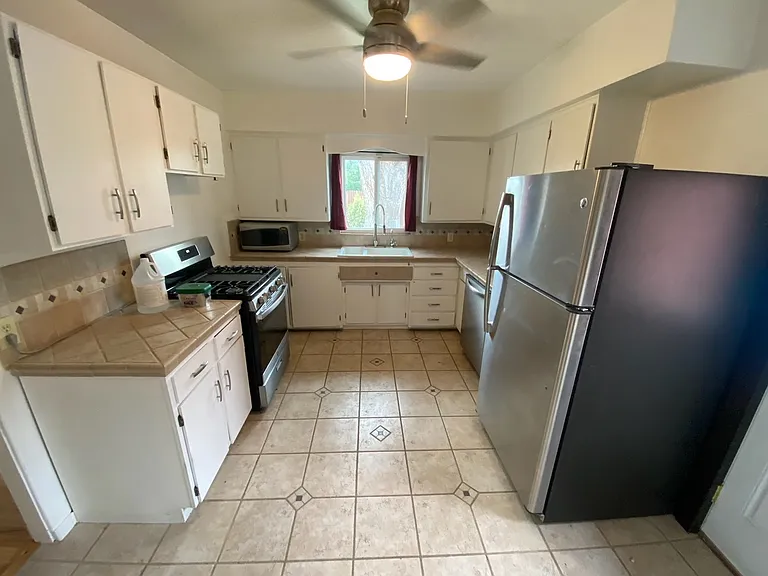 1020 Girard Blvd NE — Photo 6
