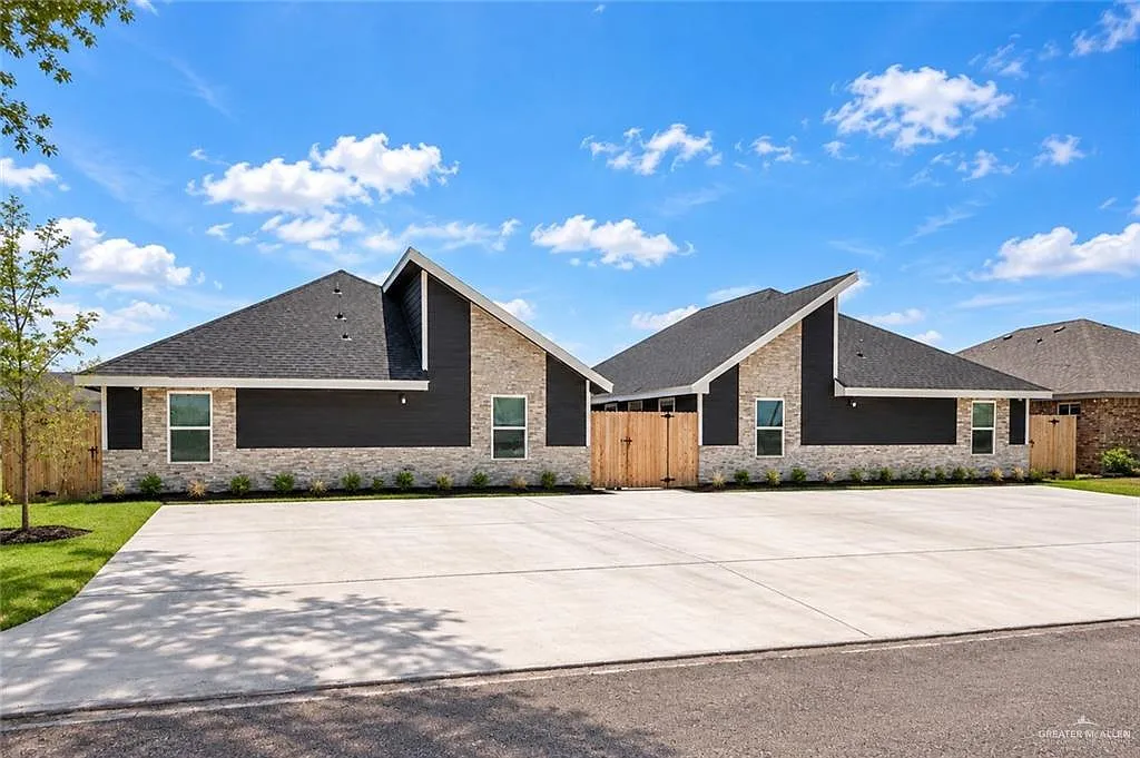 2 bed, 2.0 bath, 869 sqft, $900 — Photo 1