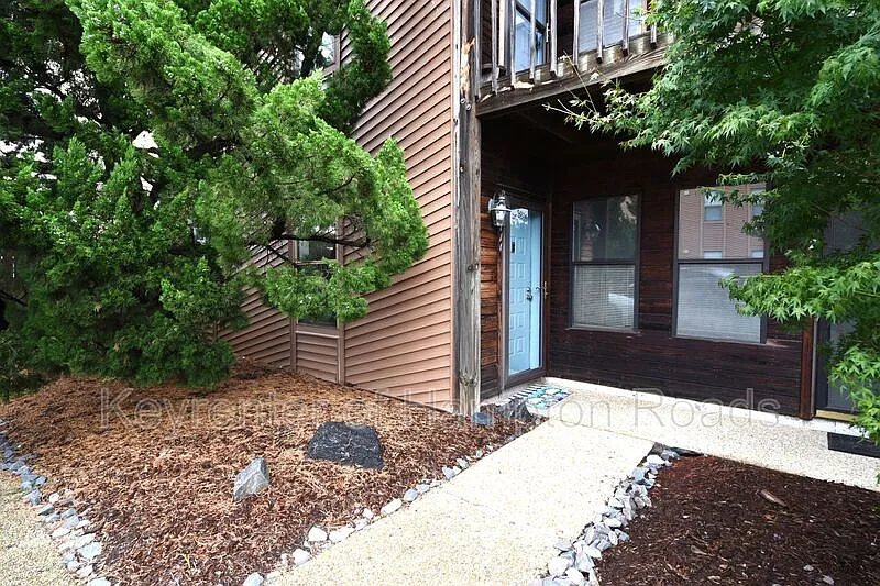 Building Photo - 8530 Tidewater Dr #111