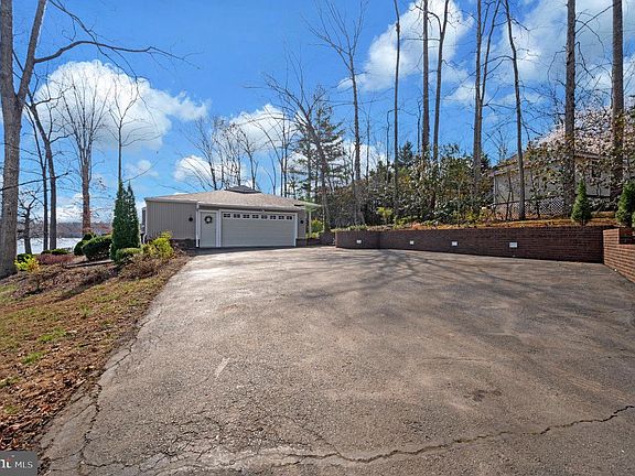 4th image of 104 Spring Grove Ln