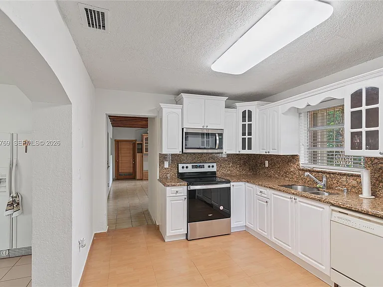 210 E 61st St — Photo 32