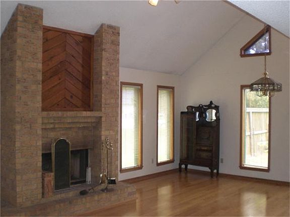 4th image of 1013 Iowa St