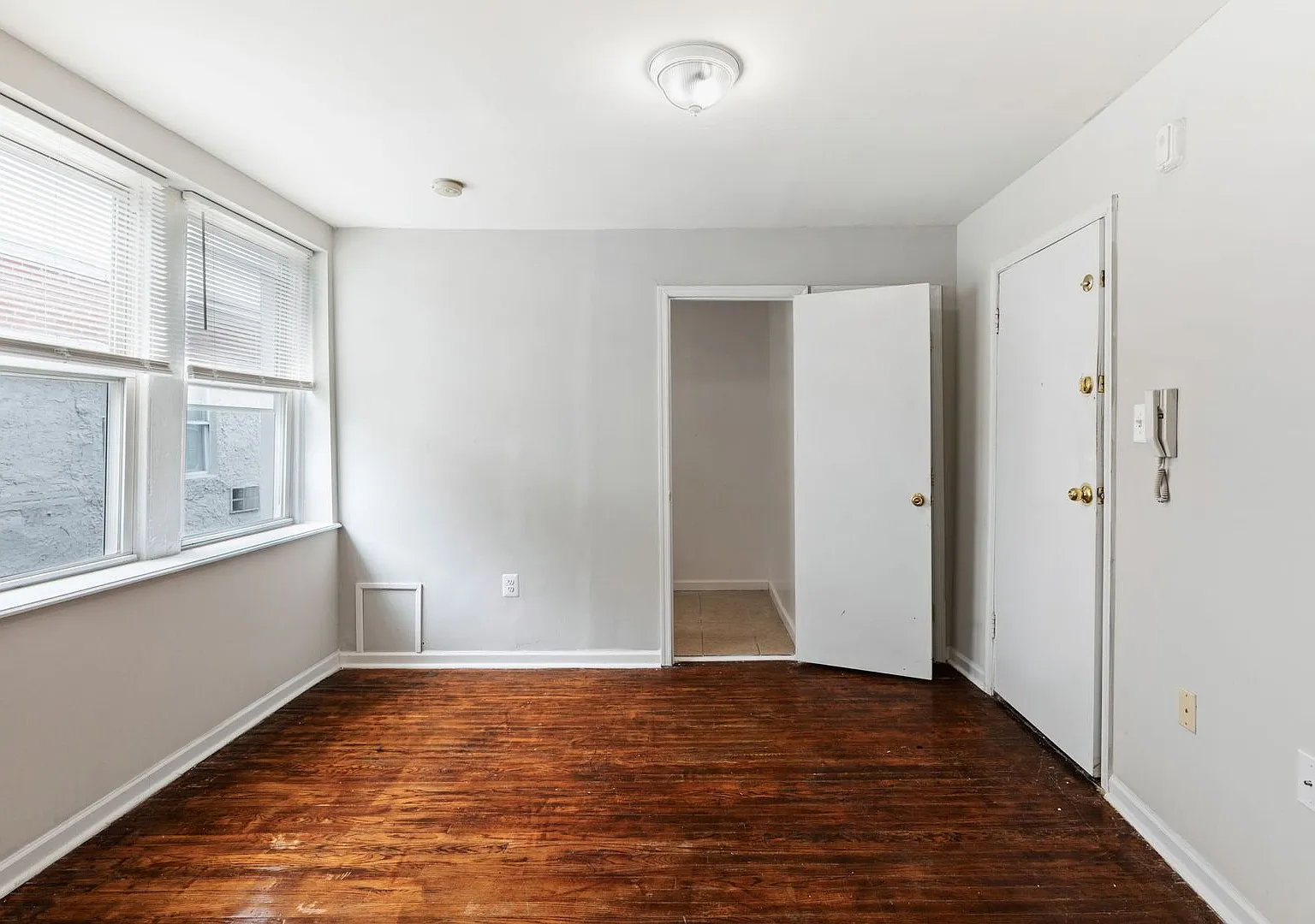 Studio, $990 — Photo 2