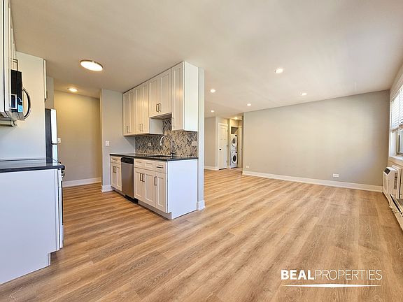2nd image of 530 W Aldine Ave #1B-1Ba