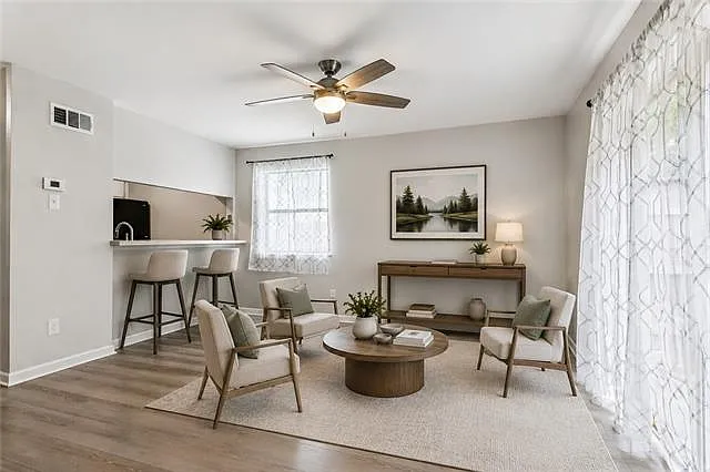 1 bed, 1.5 bath, 734 sqft, $1,500 — Photo 3