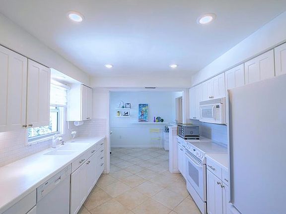 4th image of 622 Edgewater Dr Unit 521