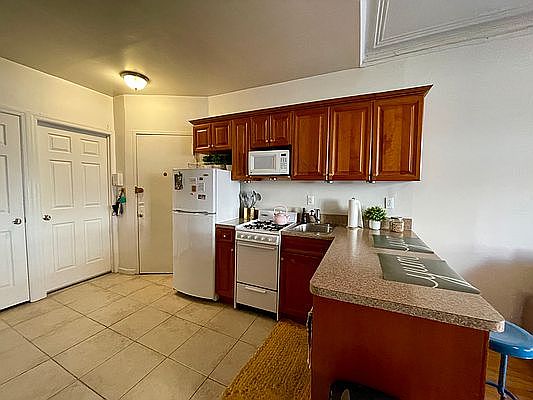 3rd image of 306 E 83rd St APT 4A