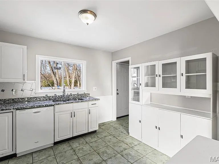 835 N Forest Ave — Photo 7