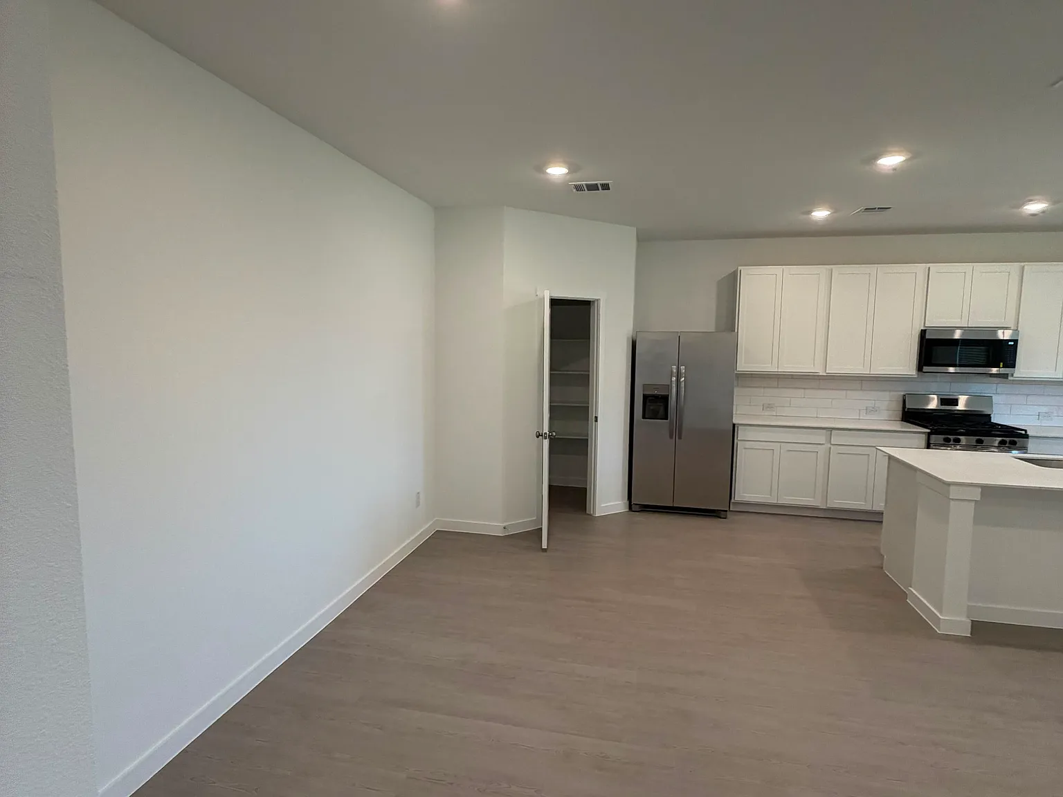 4 bed, 2083 sqft, $2,400 — Photo 4