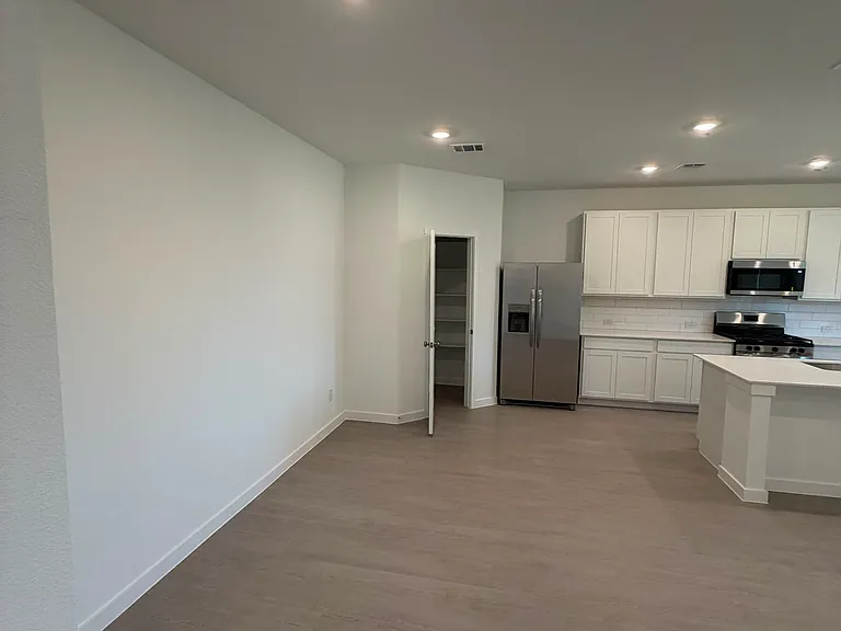 2504 Clyde Rd — Photo 4