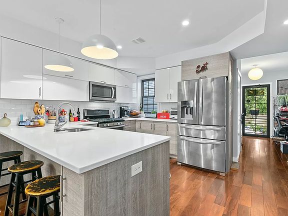 2nd image of 646 Chauncey St #Hse