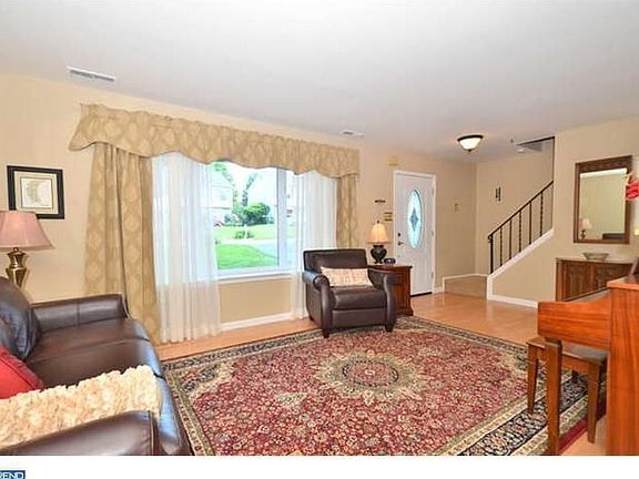 5th image of 1307 Edwards Dr