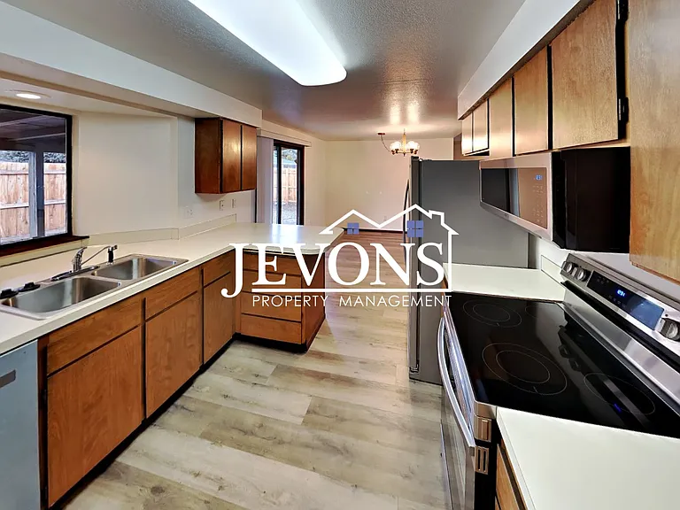 1202 S 39th Ave — Photo 3