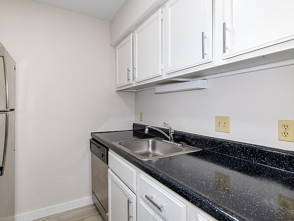 5th image of 2700 Windford Dr #1S