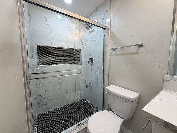5th image of 1265 Clarendon St #B