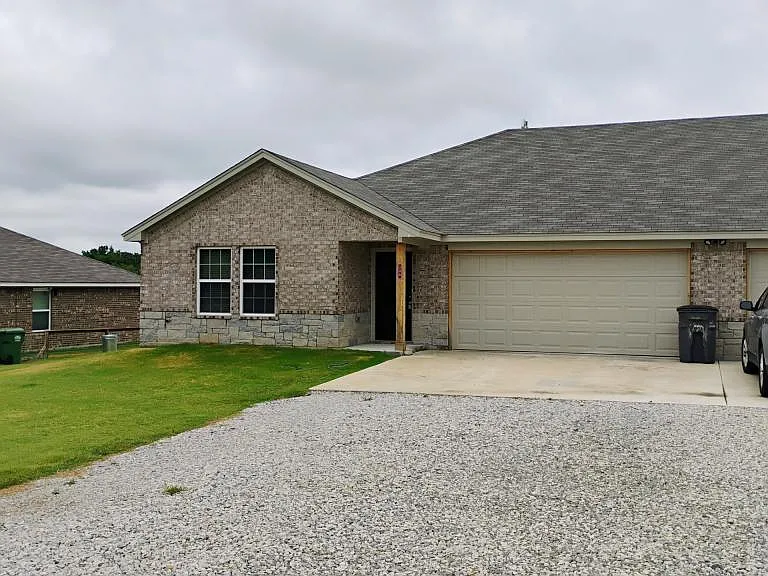 206 Hoover Ln — Photo 1