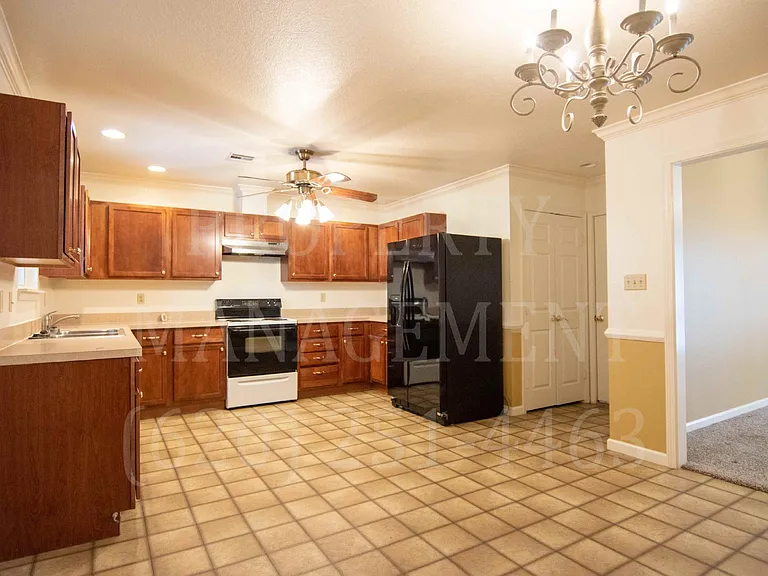 813 Shawnee St — Photo 13
