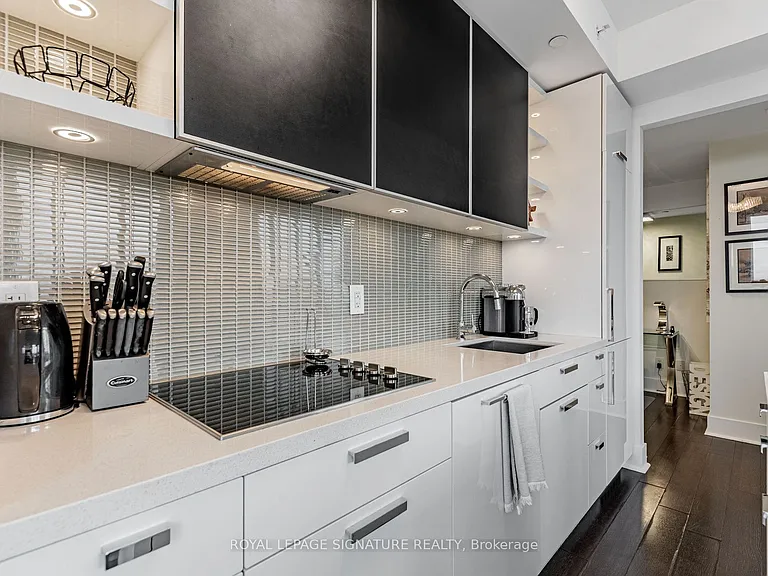 32 Davenport Rd #1303 — Photo 9