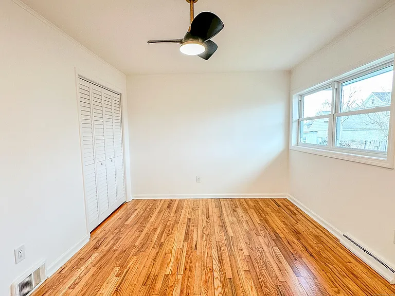 52 Dewey St — Photo 9