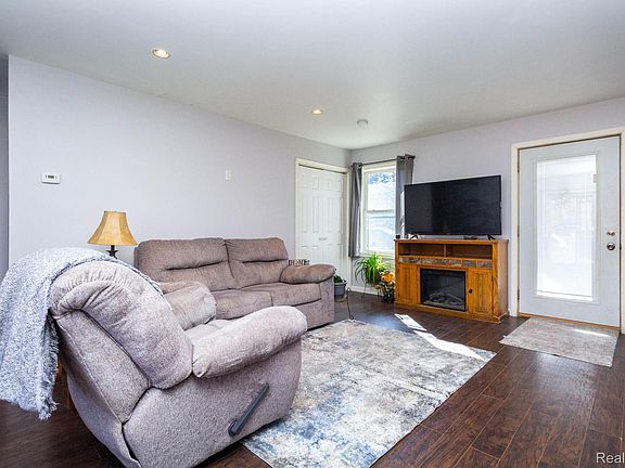 3rd image of 1814 Leland Rd