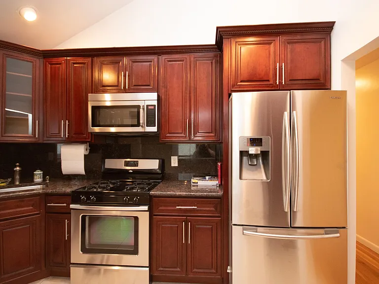 48 Rochester Ave #UPSTAIRS — Photo 3