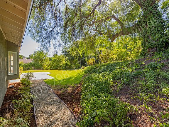 3rd image of 423 Montana Cir