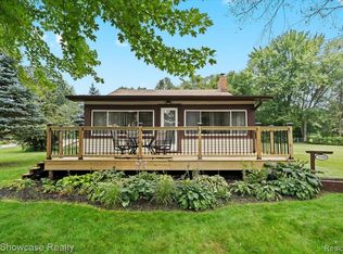 1339 Elmhurst Dr, Howell, MI 48843