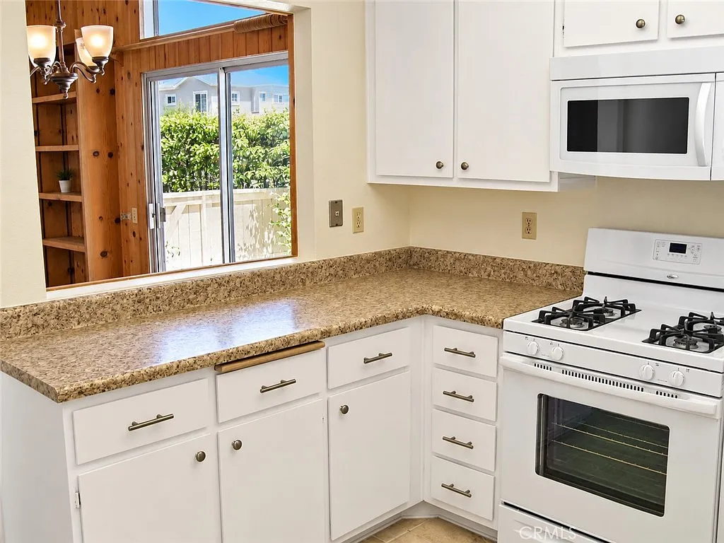2 bed, 971 sqft, $4,000 — Photo 3