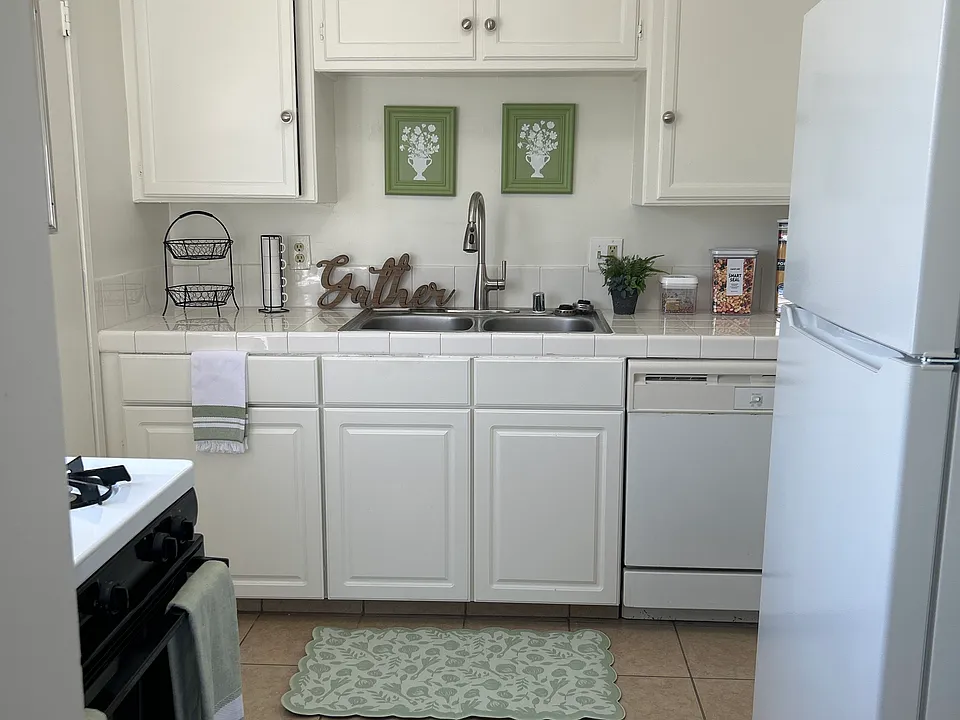 2454 Torrance Blvd #4