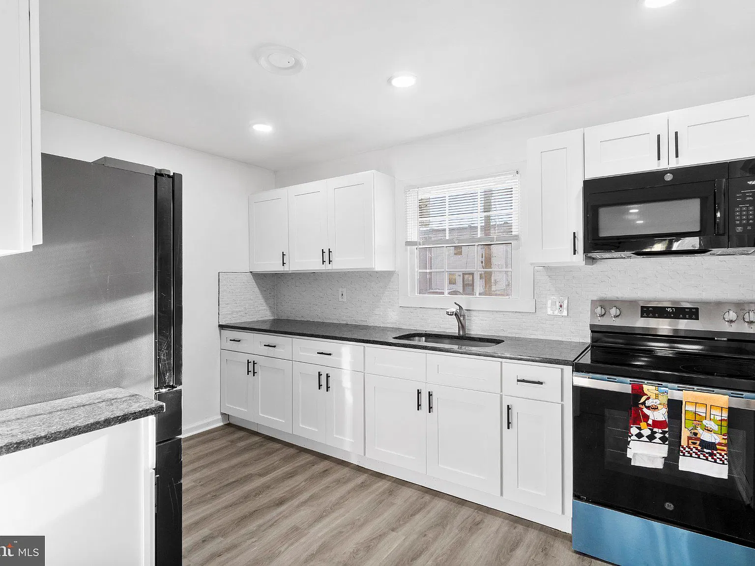 3 bed, 1.0 bath, 1200 sqft, $1,975 — Photo 2