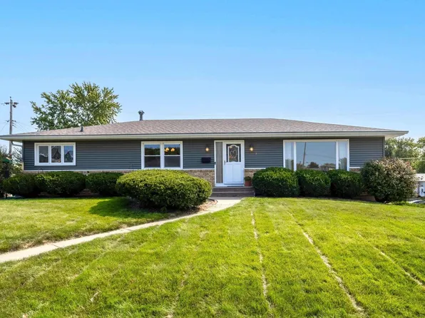 3707 N Thornwood Ave, Davenport, IA 52806