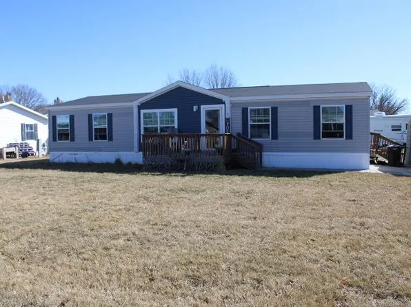 2 Sara Dr, Hastings, NE 68901