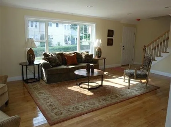 3 bed, 2.5 bath, 2290 sqft, $4,200 — Photo 2