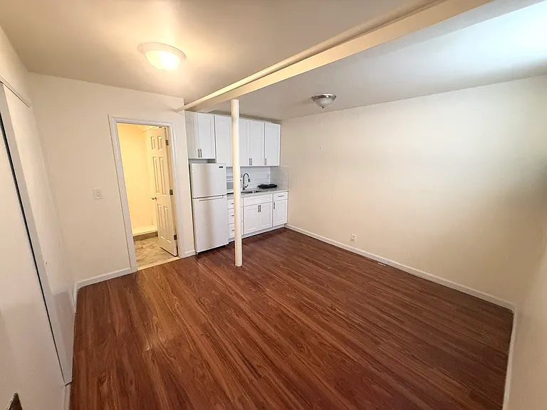 1060 Rhinelander Ave — Photo 13