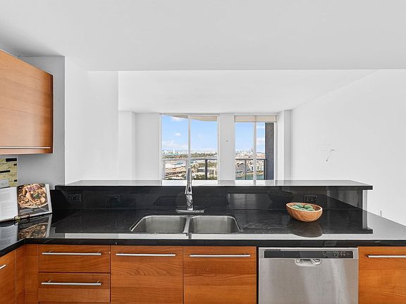 5th image of 244 Biscayne Blvd APT 3702