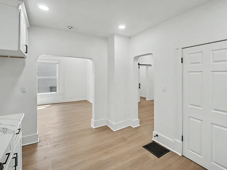 977 W Wayne St — Photo 11