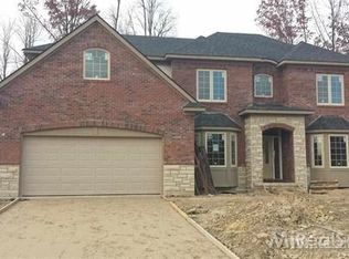 1808 Oak Forest Dr E, Troy, MI 48085
