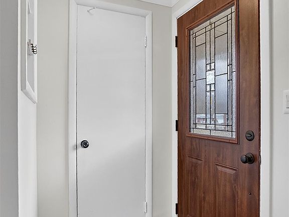 3rd image of 28491 Bayberry Rd