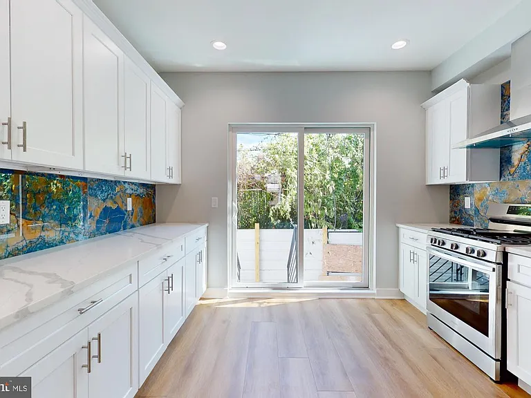 511 N Paxon St — Photo 3