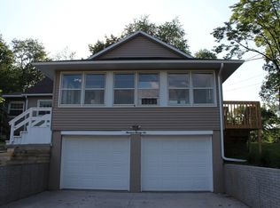 1426 Hillside Dr NW, Cedar Rapids, IA 52405