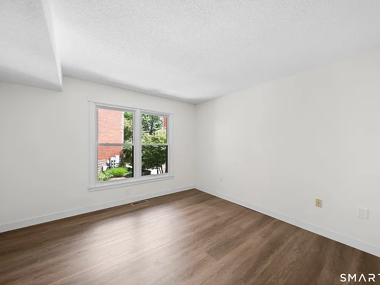 136 Maple Ave #B — Photo 16