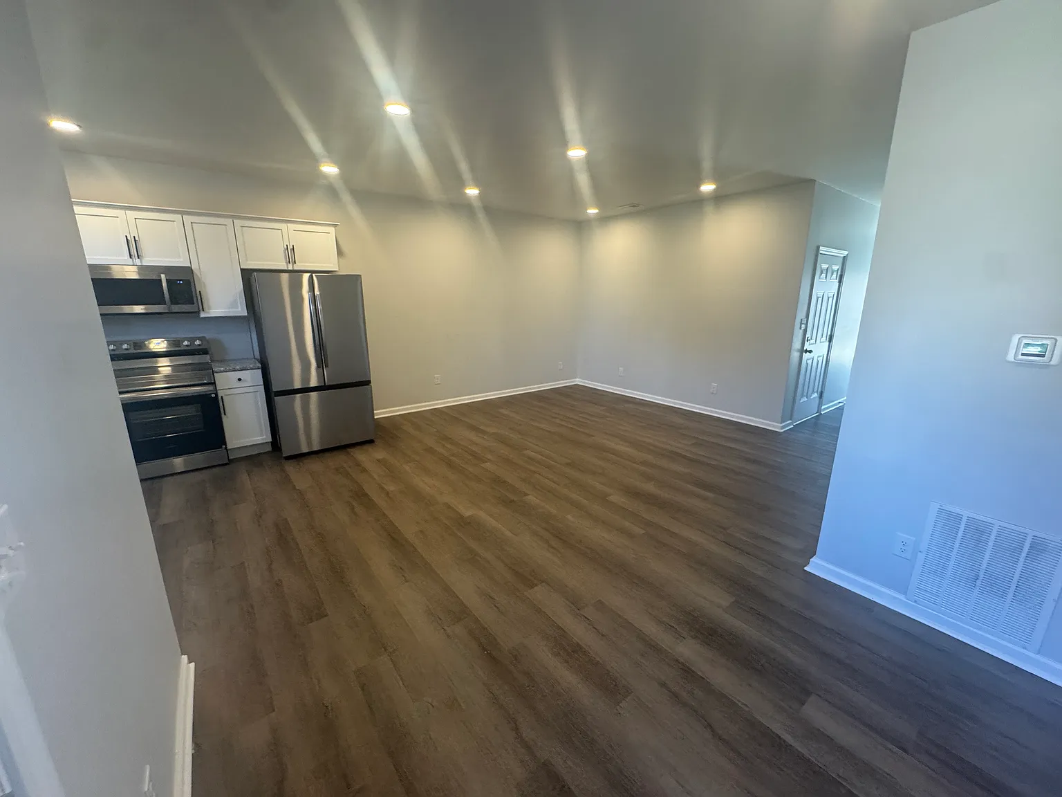 3 bed, 2.5 bath, 1800 sqft, $1,795 — Photo 3