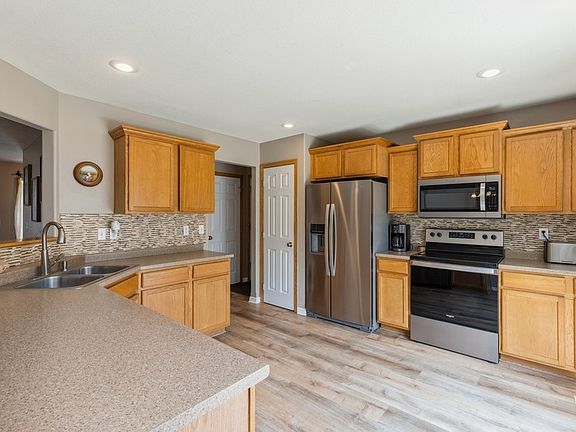 5th image of 704 N Kenwood Blvd S