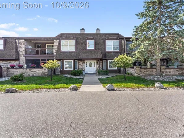 8533 Mathias Dr APT 35, Grosse Ile, MI 48138