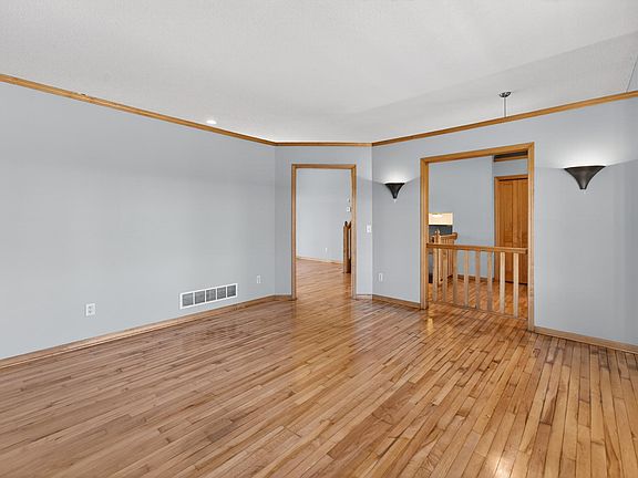 5th image of 101 Carriage Hill Dr E