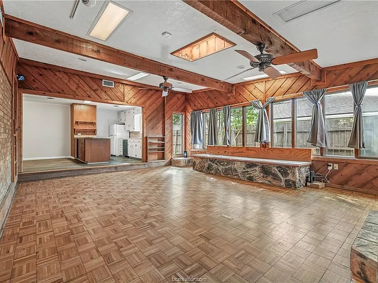902 Holik Dr — Photo 2