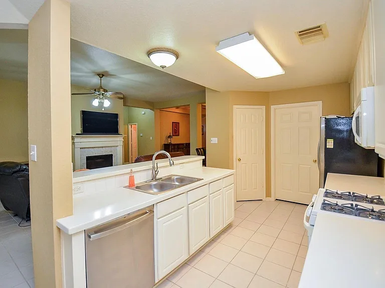4606 Russett Ln — Photo 6