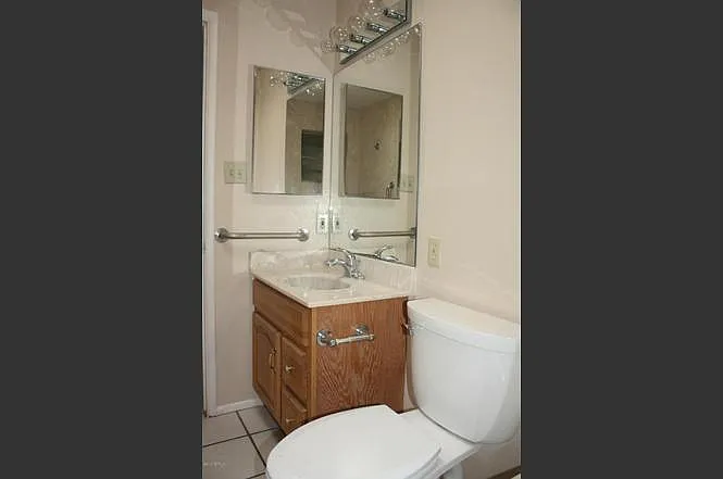 1421 E Elm St — Photo 24